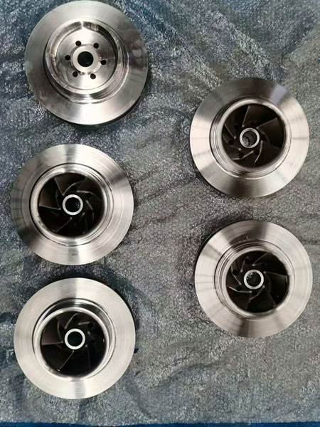 Pompoz hissələrini pompozisiya üçün penetrant testi